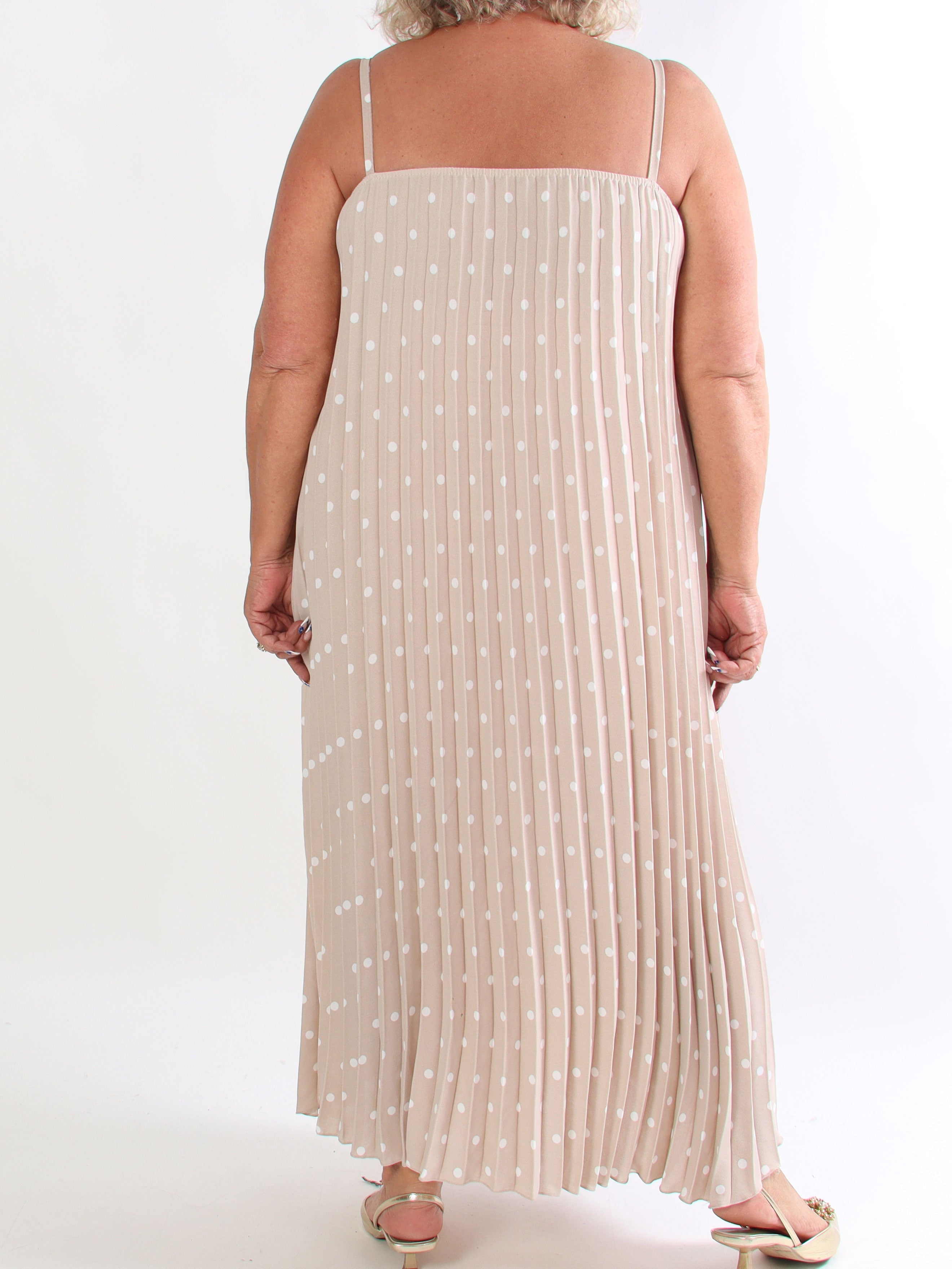 Nilsine - Lang prikket plus size stropkjole med plisseringer